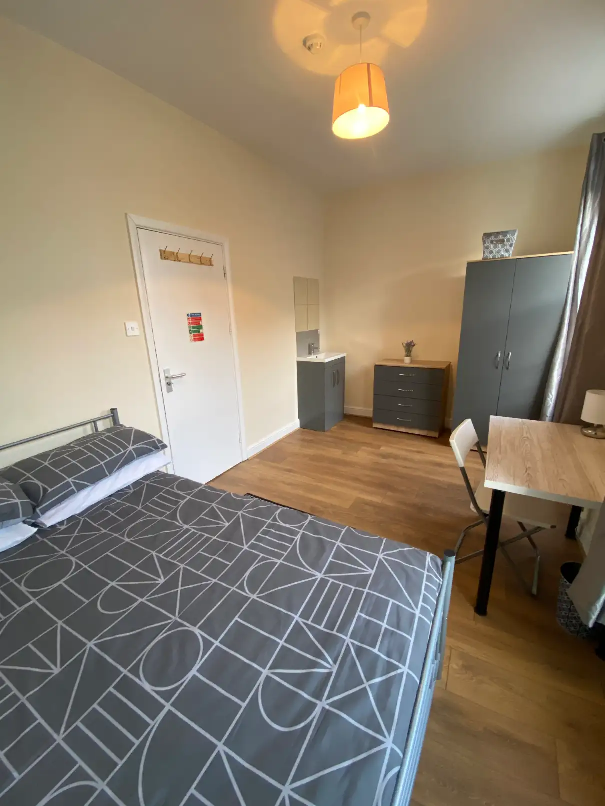 Raleigh House Room 8- Double NonEnsuite - image 1