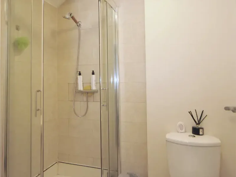 raleigh house - shared bathrooms (1)