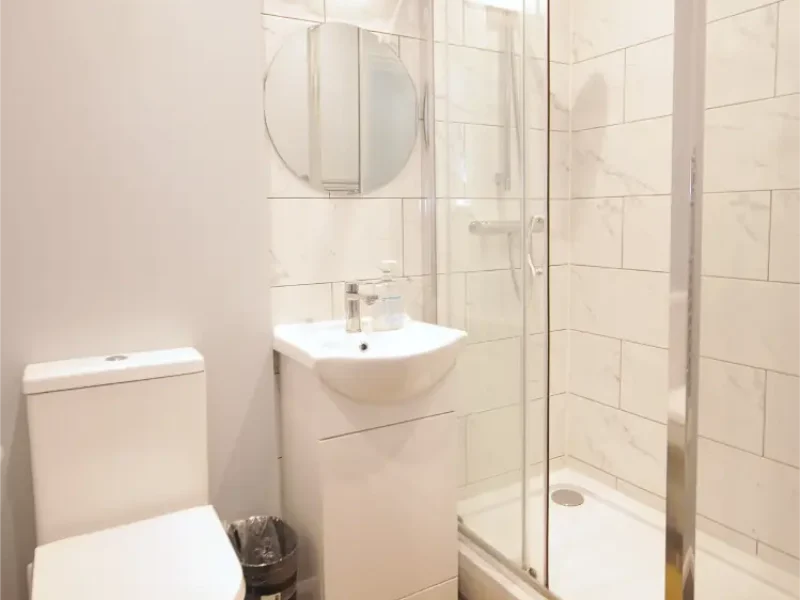 raleigh house - shared bathrooms (2)